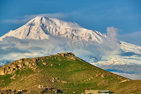 落基山脉风景在上午在亚美尼亚与Ararat山在背景