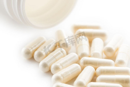 复合发酵醋粉摄影照片_酸奶胶囊孤立在白色背景。酸奶胶囊有助于维持正常健康的胃肠道系统和消化功能。