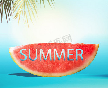 蓝色清爽夏季摄影照片_西瓜切片与文本夏天在蓝色背景与棕榈叶。多汁清爽的夏季食物。复制空间。夏季概念