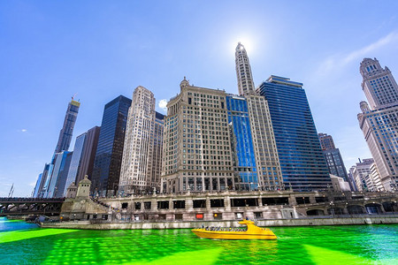 圣帕特里克节节摄影照片_芝加哥天际线建筑沿着芝加哥河的绿色染色河在圣帕特里克节节日在芝加哥市中心IL美国