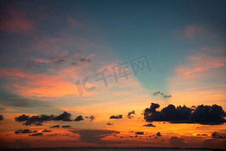 热带海摄影照片_美丽的天空日落剪影云五颜六色的橙色和蓝色戏剧性的天空背景在热带海夏天