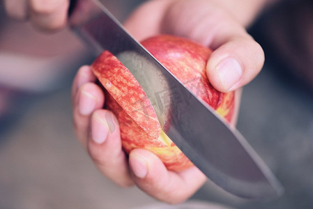 用菜刀手把苹果水果切碎