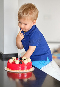 2岁男孩尝试生日蛋糕 