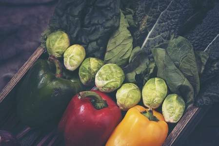 原框摄影照片_健康食品清洁吃选择在木箱：水果，蔬菜，种子，超级食物，谷类，叶蔬菜在灰色背景