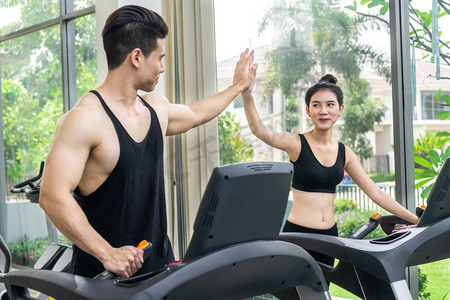 运动跑步者在健身房的跑步机上运行。健康的生活方式理念。