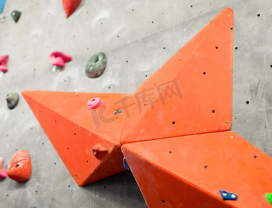 健身，极限运动，抱石，人和健康的生活方式概念—在室内攀岩健身房的锻炼墙。室内攀岩馆的运动墙