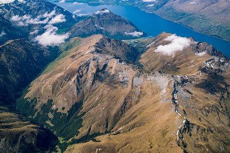 俯瞰山脉和湖泊景观。全景拍摄从飞机飞越附近的山脉在皇后镇，新西兰。