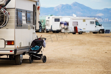 婴儿推车户外在露营在海滩，地中海海岸在西班牙。家庭度假..婴儿推车在大篷车户外海滩。