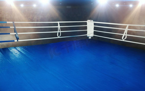 蓝色地板和白色绳子的拳击圈。体育比赛和格斗比赛的专业场地