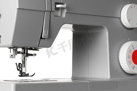 现代电动缝纫机，白色底板隔绝。现代电动缝纫机