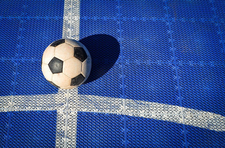 黄龙体育中心摄影照片_足球足球在五人制足球领域蓝色和白色线在体育户外 