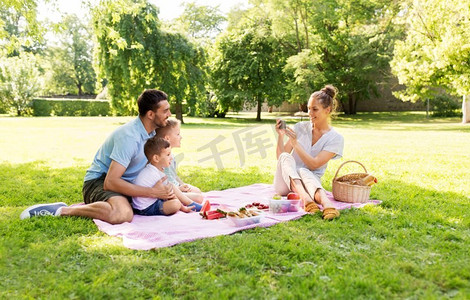  母亲，父亲，儿子，野餐