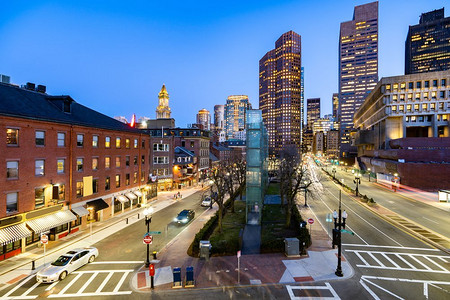 波士顿市中心城市景观与地平线建筑日落在波士顿市，MA，美国。