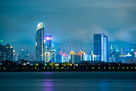 深圳，中国—八月，2019：深圳城市天际线夜景，中国