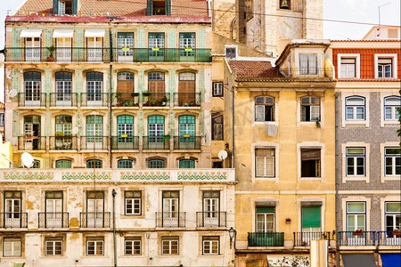 欧式小镇摄影照片_葡萄牙，带阳台的老欧式公寓楼。欧式住宅