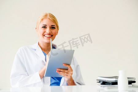 女医生在医院或保健研究所工作的医疗报告在办公桌。医生在医院做医疗报告。
