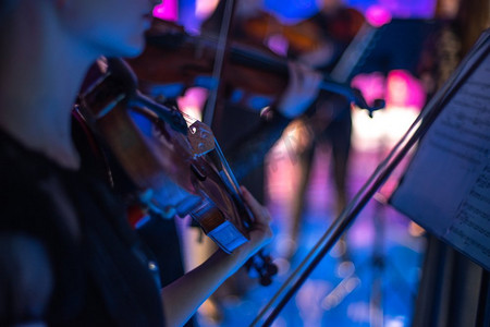 春小提琴摄影照片_音乐会上的小提琴。特写