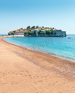 美丽的沙滩映衬着一个古老的小镇岛屿