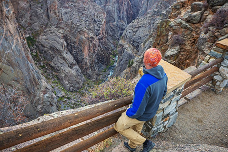 美国科罗拉多州甘尼森黑峡谷花岗岩悬崖上的游客