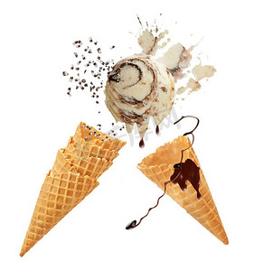 香草和巧克力冰淇淋与华夫饼甜筒隔绝在白色背景。