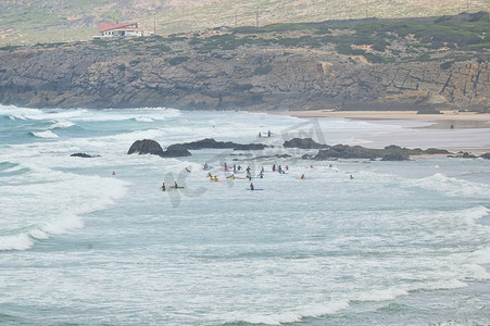 Praia do Guincho在卡斯卡伊斯，葡萄牙和冲浪者