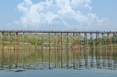 陪伴是最长情的高摄影照片_泰国最古老、最长的木桥。