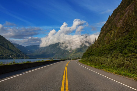 山上的风景路。旅行背景。老式过滤器。