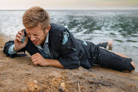 沮丧的商人穿着破烂的西装试图拜访失落的岛屿.人物特写老年人