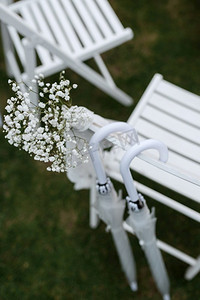 白色木椅婚礼在绿色草地