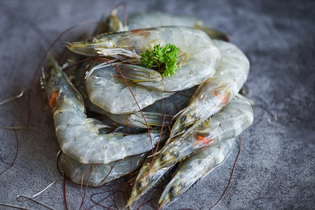 盘美食摄影照片_黑盘生虾加香草香料/餐厅或海鲜市场的鲜虾