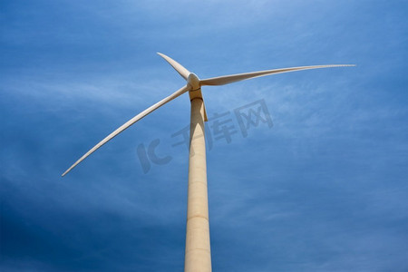 绿色可再生替代能源概念—风力发电机涡轮机在蓝天发电。风力发电机涡轮机在天空