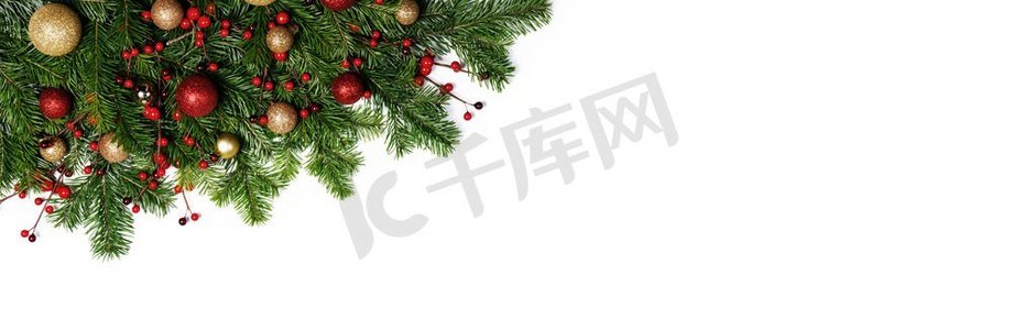红色小雪花摄影照片_圣诞节新年装饰框架隔绝在白色，冷杉树枝，红色和金色的小玩意儿，文本的复制空间。圣诞装饰架