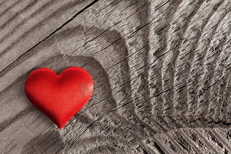 情人节红绸心在木背景，爱概念。’情人节心脏在木材