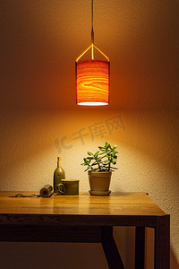 家具周年矢量素材摄影照片_桌上的木灯夜灯