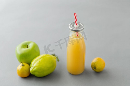 健康饮食，节食和环保概念—可重复使用的玻璃瓶果汁吸管。可重复使用的带吸管的果汁玻璃瓶