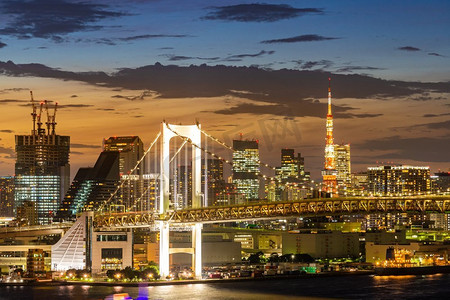 东京地平线鸟瞰图与彩虹桥和东京塔在东京湾的东京塔日落黄昏从台场在东京市关东日本。
