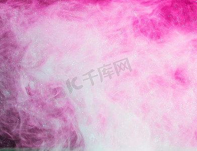 带斑点的人摄影照片_抽象的粉红色浓雾，带蓝色斑点