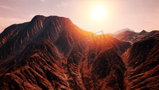 灰尘的旅行摄影照片_阳光照射在山谷中的群山上。太阳光在山谷中的山脉