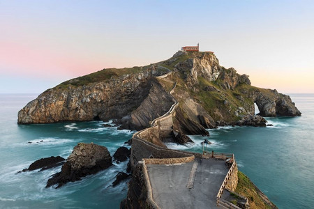 圣胡安德Gaztelugatxe，它的中世纪楼梯和桥在日出，西班牙巴斯克地区。圣胡安德天然气工业股份公司