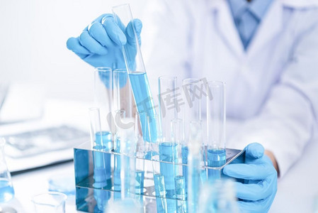 研究员在实验室研究化学品和显微镜