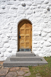 木门与楼梯上的一个老建筑与白砖门面