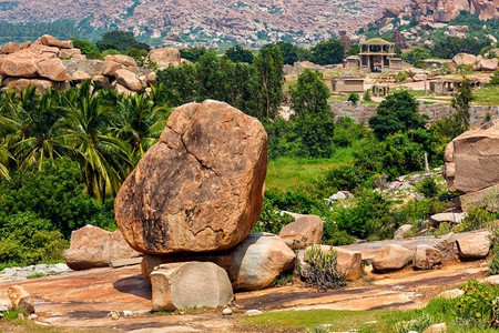 sule摄影照片_巨大的巨石和古老的遗迹在汉比。去Vittala Temple Sule Bazaar，Hampi，卡纳塔克邦，印度.汉皮遗址