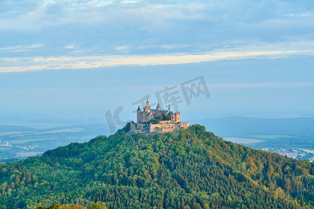 城堡山摄影照片_山顶Hohenzollern城堡在斯瓦比亚阿尔卑斯山的山顶，巴登—符腾堡，德国