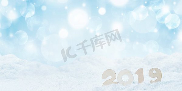 2020新年雪设计理念木制2020新年水平模板与蓝色和白色散景背景。2019新年雪