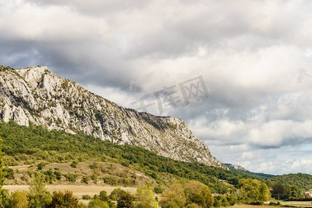 古北水镇摄影照片_落基山脉景观，阿古拉恩，巴斯克，西班牙。西班牙的山区景观
