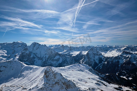 从帕索·波尔多伊山口可以看到意大利的滑雪胜地滑雪道和白云山。意大利阿拉巴。意大利白云石滑雪胜地