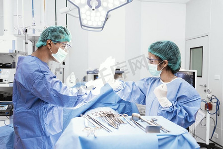 手术室手术成功后，医生和护士都做好了5次手术。医疗保健和医院概念