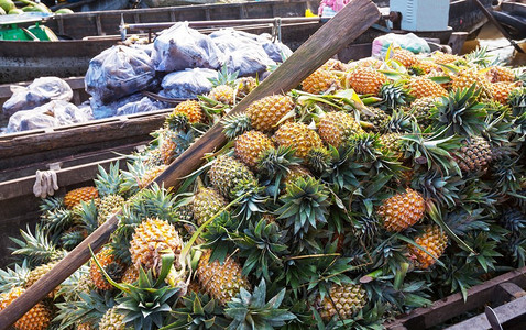 越南湄公河三角洲浮动食品市场出售的菠萝