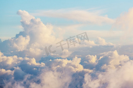 instagram摄影照片_蓝色的天空背景与微小的云。
