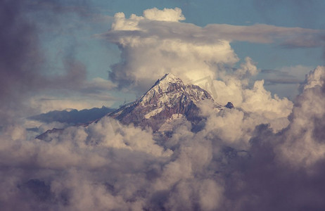 山顶云摄影照片_美国俄勒冈州胡德山，云层之上的山顶。
